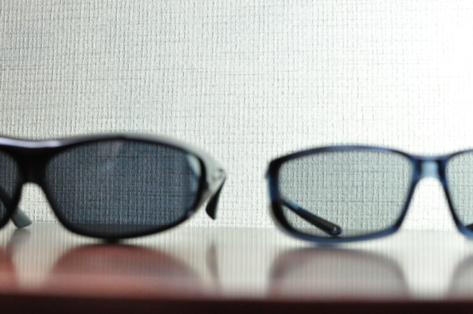 HOLBEIN x SWANS共同開発のメガネの上からかけられるスケッチ用偏光サングラスSG712