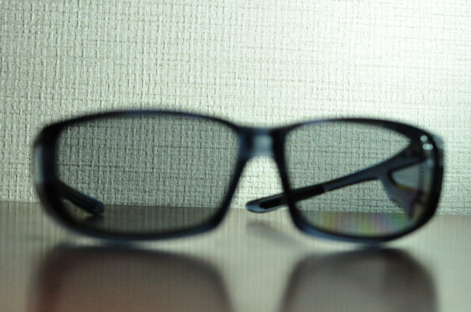 HOLBEIN x SWANS共同開発のメガネの上からかけられるスケッチ用偏光サングラスSG712